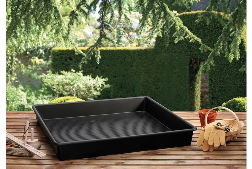 "Sort firkantet Garland vandingsbakke i genanvendt plast med riller i bunden til effektiv dræning, velegnet til planter og at blande jord i. Fås i størrelser fra 60x60x12 cm til 120x120x12 cm