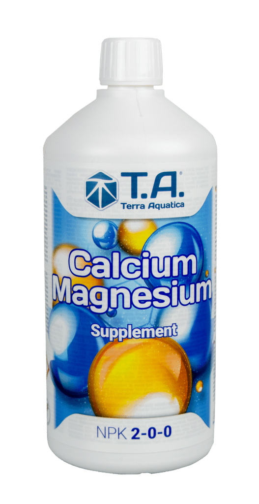 Flaske med Terra Aquatica Calcium Magnesium Supplement CalMag gødning til planter, der sikrer optimal calcium- og magnesiumtilførsel for sund vækst og forebyggelse af næringsstofmangler